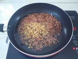 5、什锦辣椒酱,加入萝卜干粒，炸2分钟，每次放材料的时候把火调小，避免油溅出来