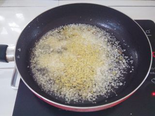 8、什锦辣椒酱,加入姜末小火炸2分钟