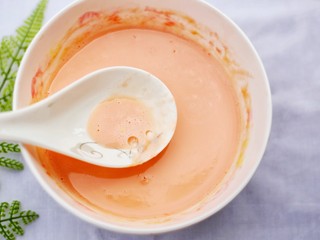 9、做法无敌简单的冰淇淋,撇去浮末。