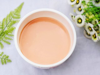 10、做法无敌简单的冰淇淋,放凉。