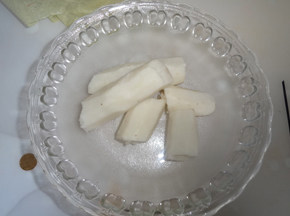 2、果香山药泥,蒸好的山药去皮