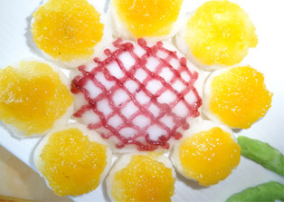 8、果香山药泥,把菠萝果酱涂在花朵叶子上面，蓝莓果酱装在裱花袋里在花心描出图案即可