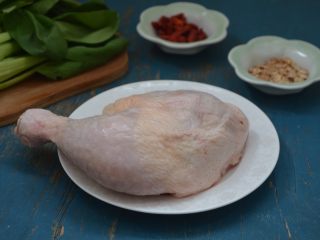1、西洋参炖鸡汤,准备主料鸡腿1个、油菜