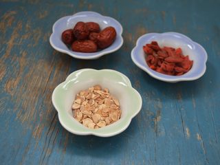 2、西洋参炖鸡汤,辅料西洋参、枸杞子、红枣