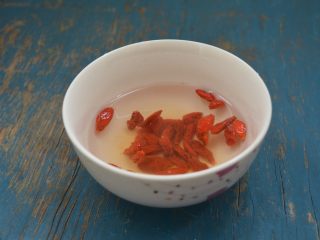 3、西洋参炖鸡汤,枸杞子清水洗净