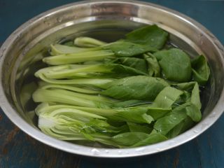 4、西洋参炖鸡汤,油菜洗净，对切