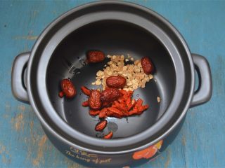 6、西洋参炖鸡汤,砂锅内放入西洋参、枸杞子、红枣