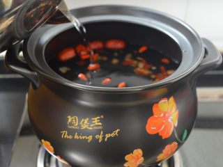 7、西洋参炖鸡汤,放入足量的纯净水