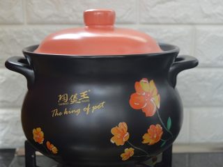 8、西洋参炖鸡汤,先大火炖煮10分钟