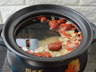 9、西洋参炖鸡汤,烧开后放入鸡腿，转中小火炖煮