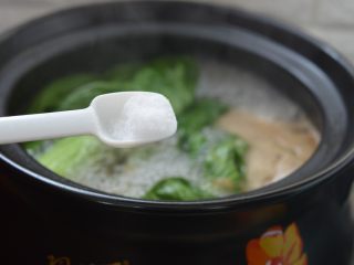 11、西洋参炖鸡汤,加入适量的精盐