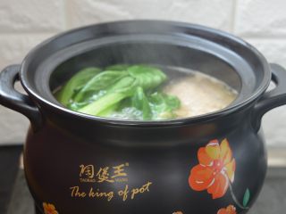 10、西洋参炖鸡汤,煮至鸡腿熟烂，放入油菜