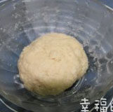 1、冰皮月饼,将冰皮月饼粉倒入容器中（留少许月饼粉做手粉），加入冷开水，混合后揉成团