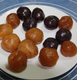 3、冰皮月饼,根据模具的大小分割月饼馅料。50克模具的月饼，馅料分割为32克/个；63克模具的月饼，馅料分割为45克/个。