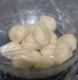 4、冰皮月饼,月饼皮静置30分钟以后，分割成18克/个大小