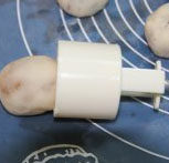 6、冰皮月饼,把包好的面团沾上一些手粉，搓成长圆形，用模具将面团压成月饼形状