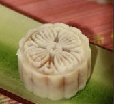 7、冰皮月饼,将做好的冰皮月饼放入冰箱冷藏2小时后包装即可