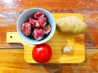 1、妈妈的味道～西红柿土豆排骨汤,首先我们准备好所有食材！