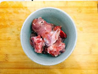 2、妈妈的味道～西红柿土豆排骨汤,排骨洗净，备用！