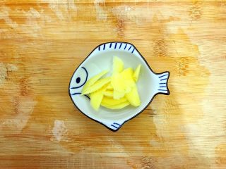 3、妈妈的味道～西红柿土豆排骨汤,姜去皮洗净切片，备用！