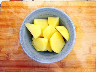 4、妈妈的味道～西红柿土豆排骨汤,土豆去皮洗净，切滚刀块，备用！