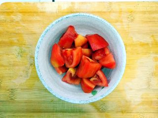 6、妈妈的味道～西红柿土豆排骨汤,再切大块，备用！