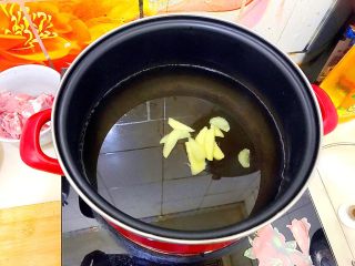 7、妈妈的味道～西红柿土豆排骨汤,煮一锅水，水量为锅子的三分之一，放入一半姜片！