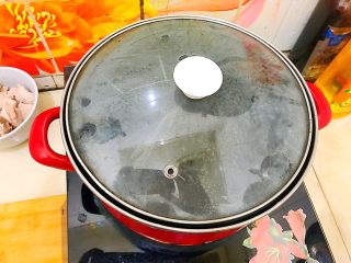 11、妈妈的味道～西红柿土豆排骨汤,洗干净锅子，重新煮开一锅水，水量为锅子的三分之二！