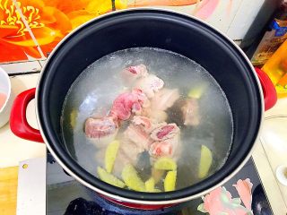 9、妈妈的味道～西红柿土豆排骨汤,水开后放入排骨，煮两三分钟！