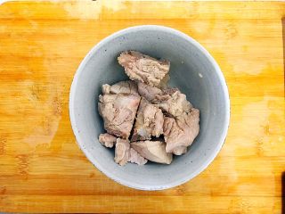 10、妈妈的味道～西红柿土豆排骨汤,捞出排骨，用水冲洗一下，洗去排骨上的脏东西，如果你担心这么做排骨会老，这一步可以省略！