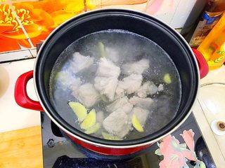 12、妈妈的味道～西红柿土豆排骨汤,水开后放入排骨和其余的姜片！