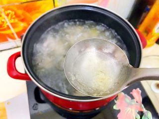 14、妈妈的味道～西红柿土豆排骨汤,用勺子撇去浮沫！