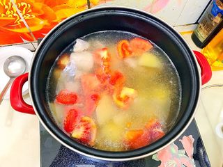 17、妈妈的味道～西红柿土豆排骨汤,不用盖上锅盖，转中火再煮5分钟！