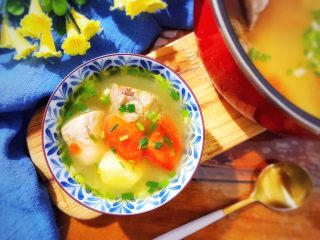 19、妈妈的味道～西红柿土豆排骨汤,盛出来，撒一点葱花，美美的摆拍一下，就可以享用啦！