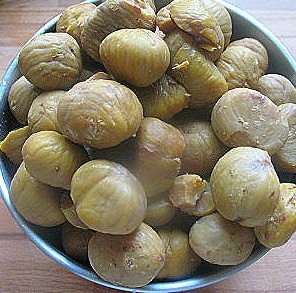 1、香酥板栗饼,买回来的板栗放到开水里中小火煮30分钟,煮熟后去皮