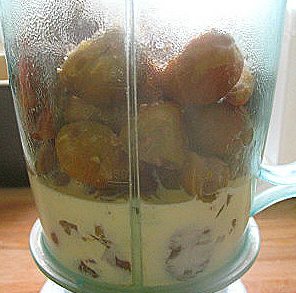 2、香酥板栗饼,然后将板栗和淡奶油、糖一起放入料理机打成泥。