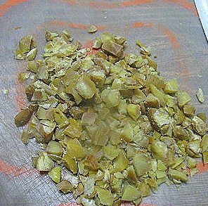 3、香酥板栗饼,再切点板栗丁。