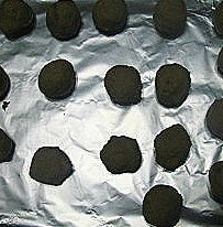 6、香酥板栗饼,熬猪油的同时可以把栗子馅分一分,栗子馅分成25克每个的小球。