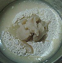 8、香酥板栗饼,水油皮的材料混合。