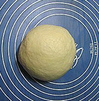 9、香酥板栗饼,揉成表面光滑的面团。