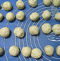 11、香酥板栗饼,将水油皮分成22克每个的面团,滚圆。酥油分成18克每个的面团,滚圆。一个对一个的摆好。