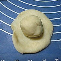 12、香酥板栗饼,水油皮的面团压扁,将酥油面团放在上面(如图所示),将酥油面团包裹在里面封好口。