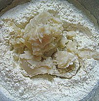 10、香酥板栗饼,酥油的材料混合。揉成团。