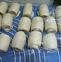 15、香酥板栗饼,盖上保鲜膜松弛15分钟。