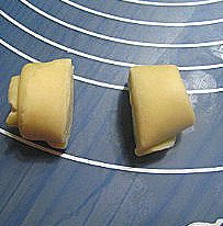 16、香酥板栗饼,松弛好的面团一分为二。