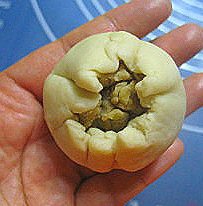 17、香酥板栗饼,分别擀成圆形,各包入25克栗子馅。封好口。