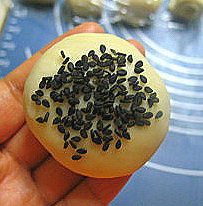 18、香酥板栗饼,面团表面沾少许水,然后再沾些黑芝麻或白芝麻。