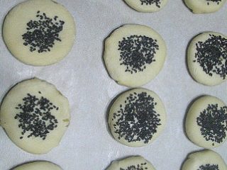 19、香酥板栗饼,压扁,放在烤盘上。依次做好。