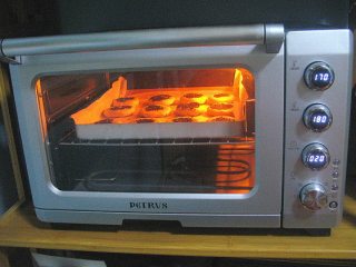 20、香酥板栗饼,放入预热好的烤箱,上火190度,下火180度,放烤箱中层烤30分钟至表面上色。