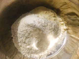 1、葱香肉肉水煎包 一口一个大满足,将面粉和奶粉加入干净盆子里。